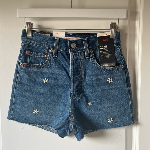 $15 ALL SHORTS ⭐️ Levi’s Ribcage short in Shortcut - medium wash - Picture 7 of 7